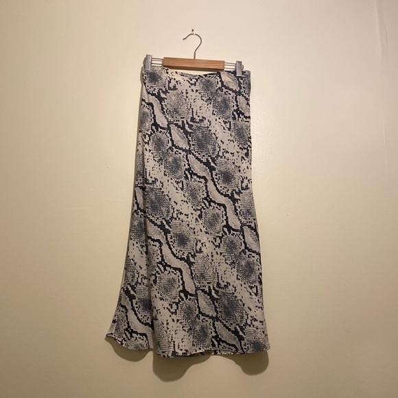 Aritzia Wilfred Kyra sneakprint midi skirt Size 4 . Very good condition - Picture 2 of 13